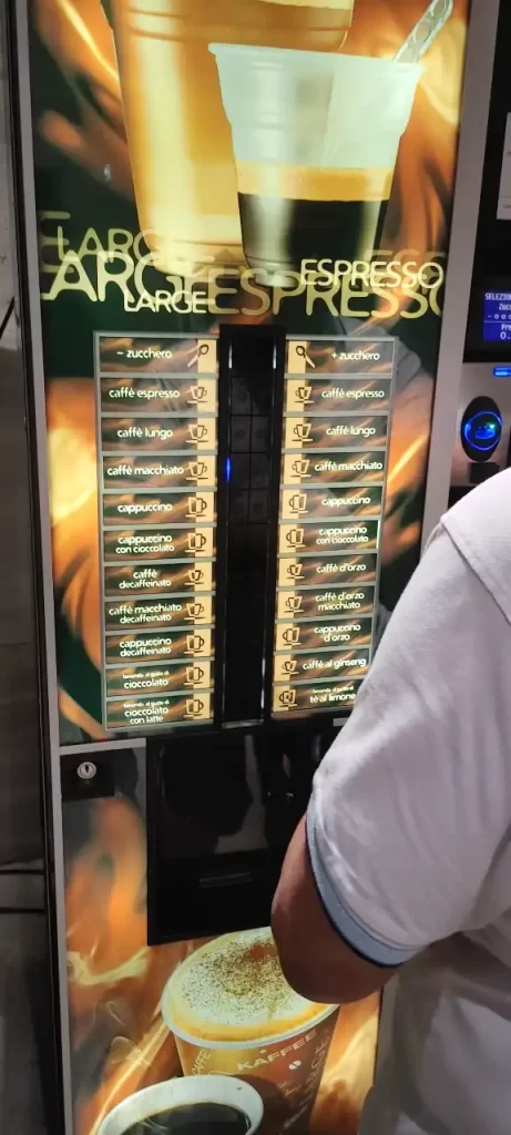 バチカン美術館入口のコーヒーマシン