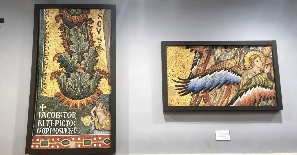 バチカン美術館入口のモザイク画