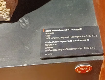 エジプトの形象文字と石板