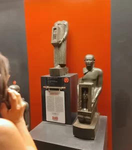 エジプトの形象文字と石板