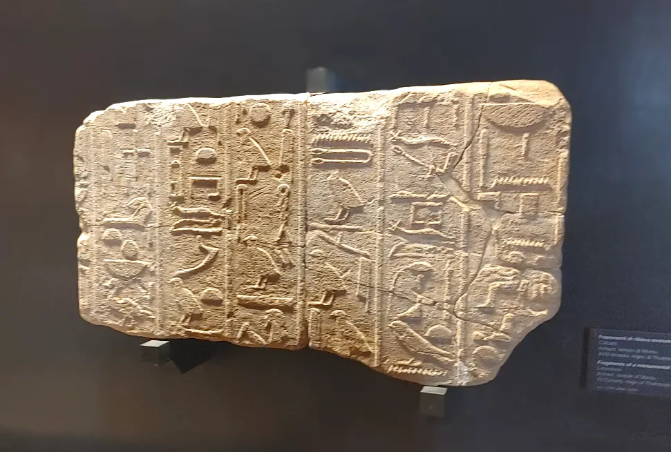 エジプトの形象文字と石板