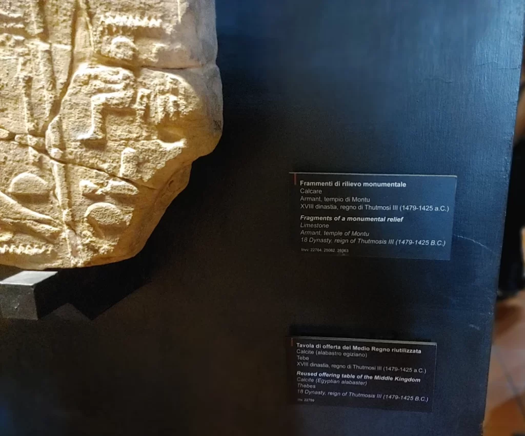 エジプトの形象文字と石板