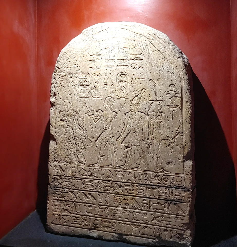 エジプトの形象文字と石板