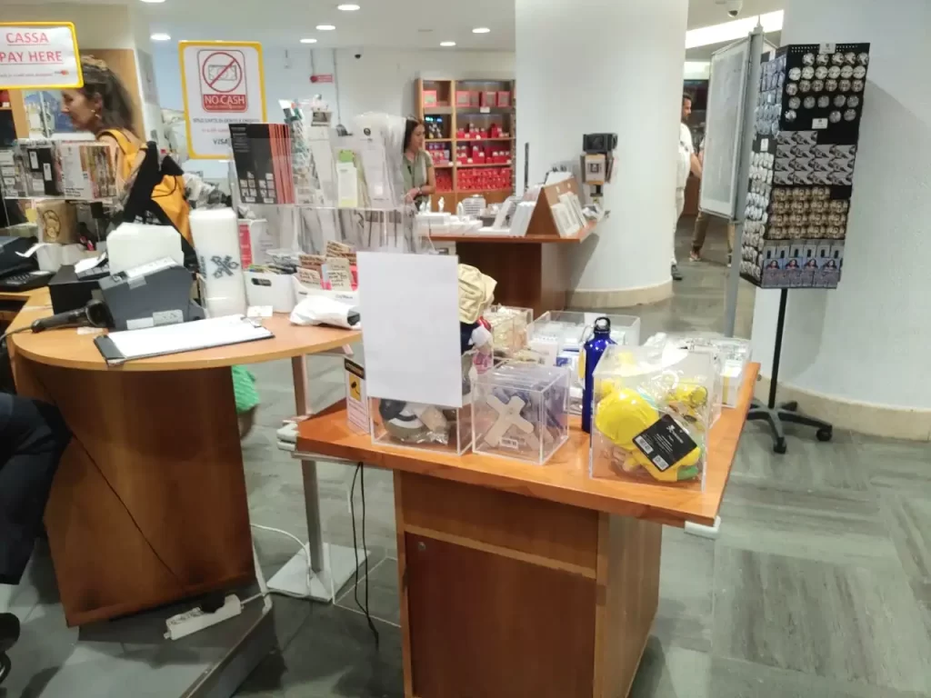 バチカン美術館の土産屋