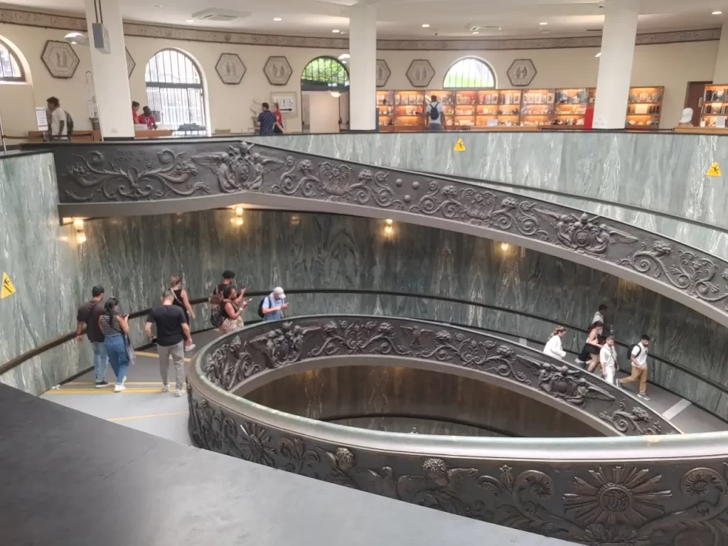 バチカン美術館のらせん階段