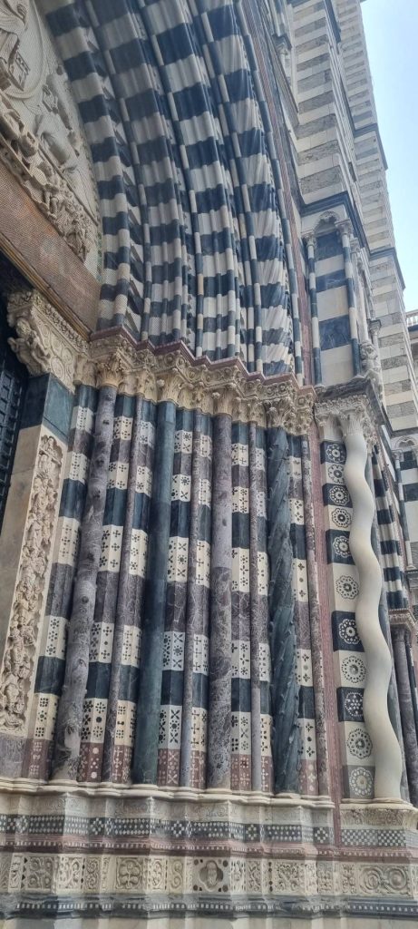 イタリアのジェノヴァのサン・ロレンツォ大聖堂（Cattedrale di San Lorenzo ）