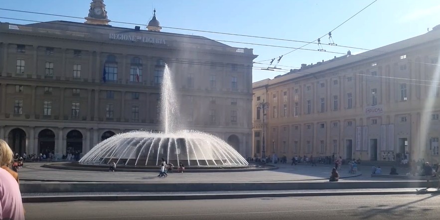 フェッラーリ広場（Piazza De Ferrari）